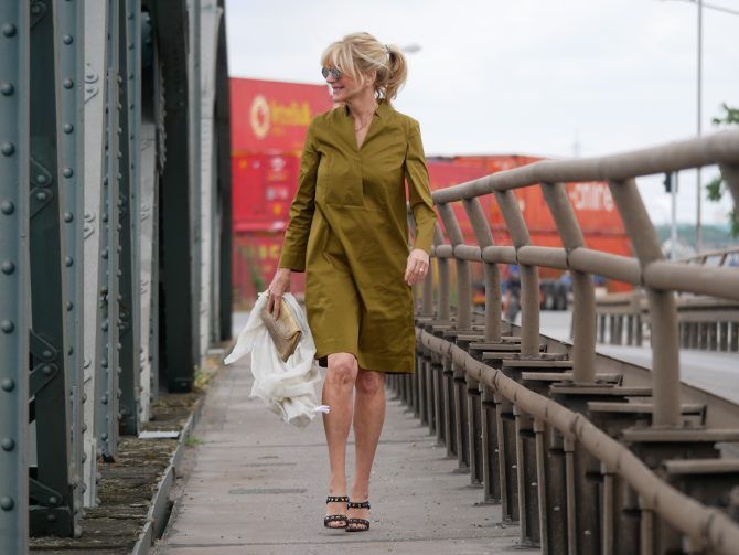 charismalook-grün-mode-kleid-blond-clutch-schal-heels