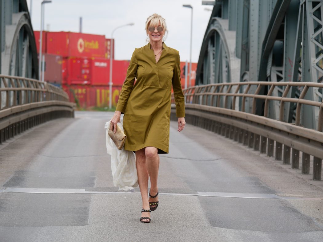 charismalook-grün-mode-kleid-pumps-sandalen-clutch-schal