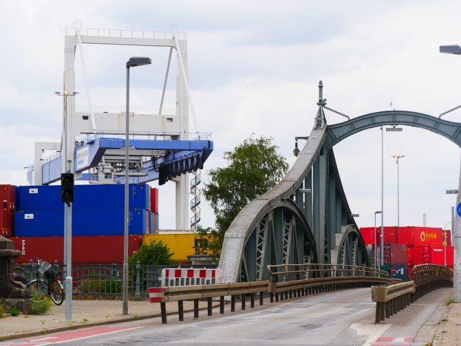 charismalook-grün-mode-brücke-containerhafen