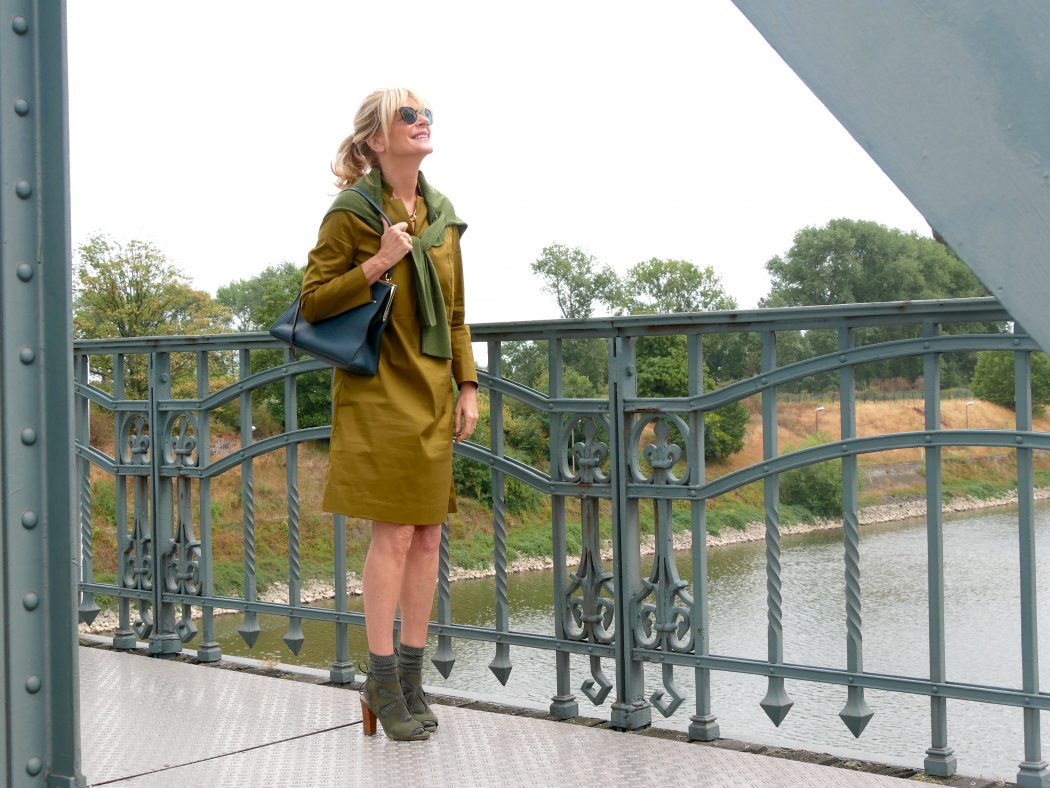 charismalook-grün-mode-stil-kleid-pullover-schuhe-strümpfe-blond