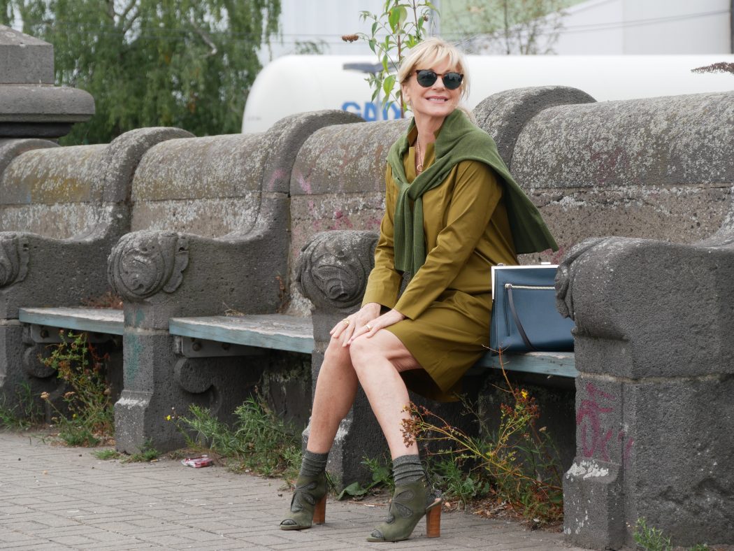 charismalook-grün-mode-pulli-kleid-tasche-stiefelette