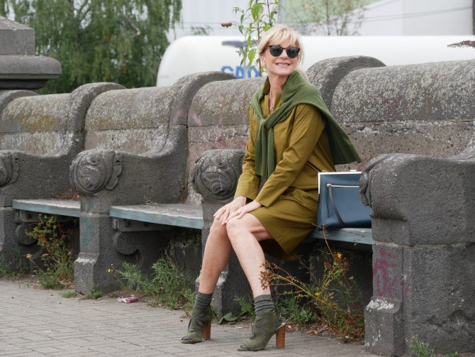 charismalook-grün-mode-pulli-kleid-tasche-stiefelette