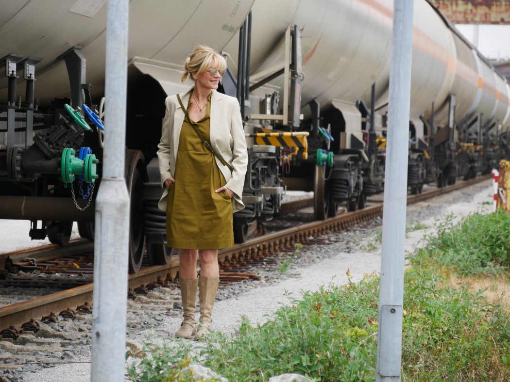 charismalook-grün-mode-blazer-tasche-kleid-stiefel-containerzug