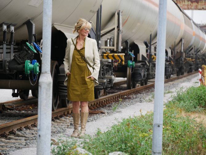 charismalook-grün-mode-blazer-tasche-kleid-stiefel-containerzug