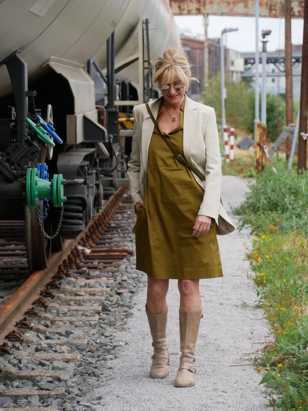 charismalook-grün-mode-blazer-kleid-tasche-blond-zug