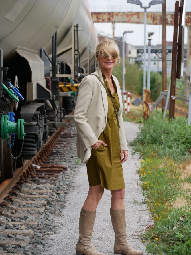 charismalook-grün-mode-blazer-kleid-tasche-blond