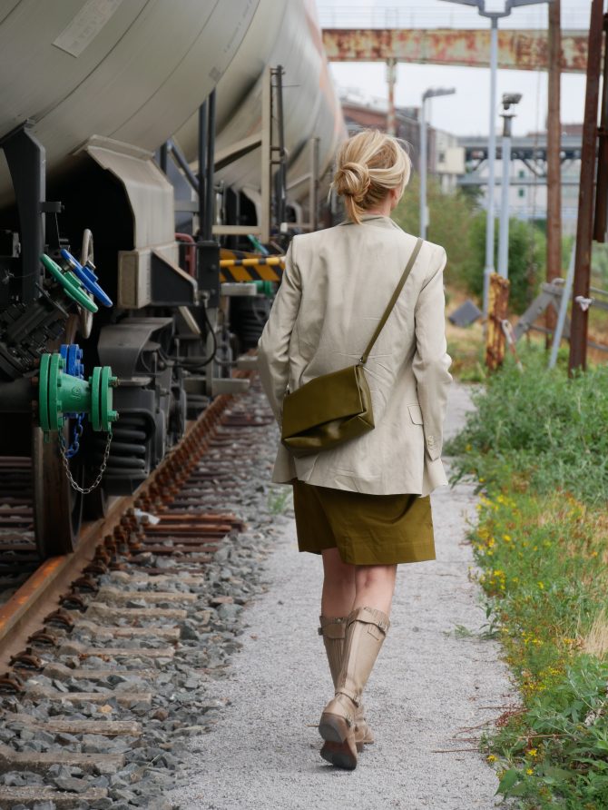 charismalook-grün-mode-blazer-kleid-stiefel-tasche