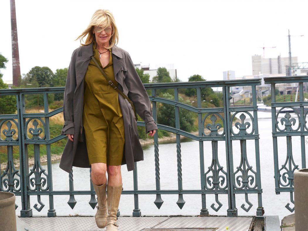 charismalook-grün-mode-trench-kleid-stiefel-brücke