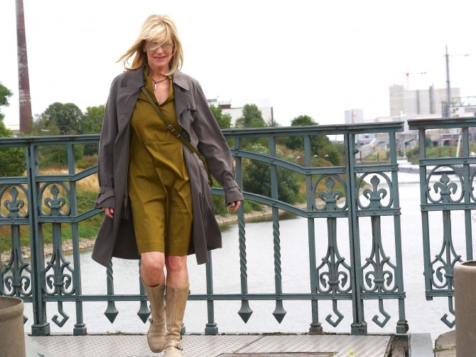 charismalook-grün-mode-trench-kleid-stiefel-brücke