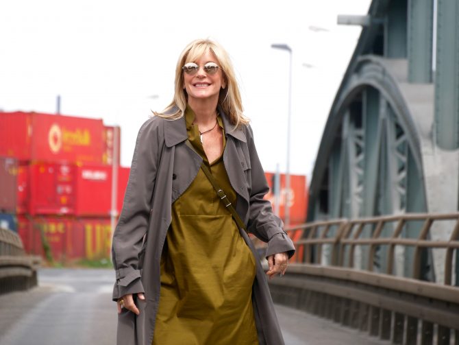 charismalook-grün-mode-trench-kleid-sonnenbrille-brücke