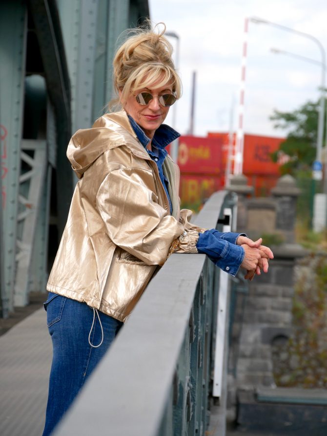charismalook-schlagjeans-mode-brücke-goldjacke-blond