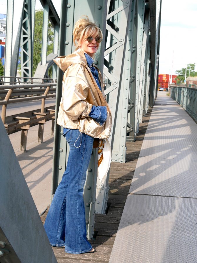 charismalook-schlagjeans-mode-brücke-frau-goldjacke