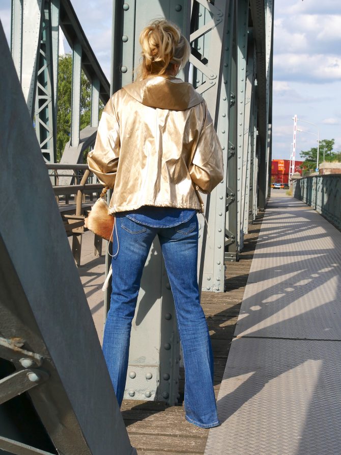 charismalook-schlagjeans-mode-brücke-goldjacke-blouson