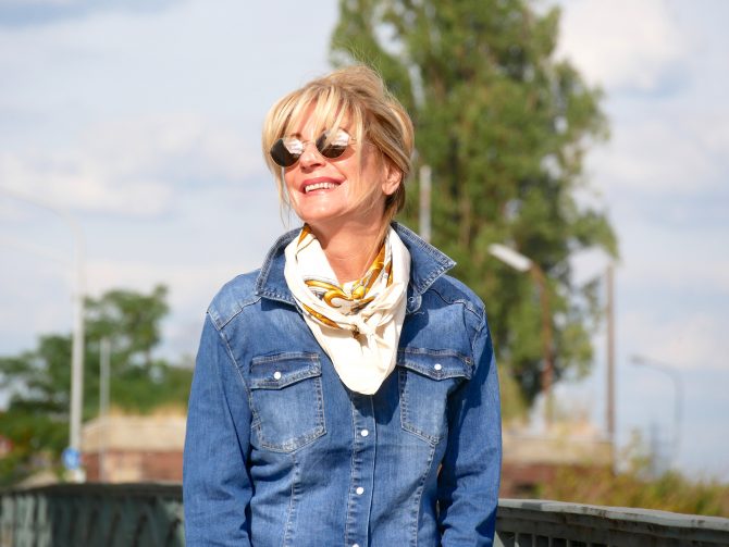charismalook-schlagjeans-denim-tuch-mode-sonnenbrille