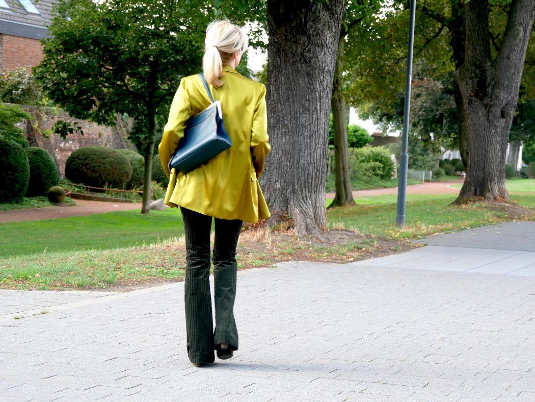 charismalook-tanne-mode-cordhose-blazer-tasche-rheinpromenade