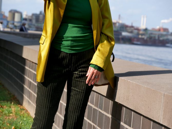 charismalook-tanne-mode-cordhose-blazer-nahaufnahme-closeup
