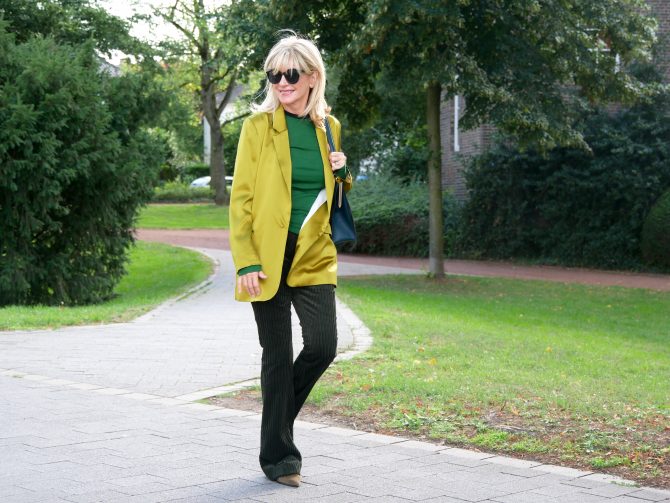 charismalook-tanne-mode-cordhose-blazer-sonnenbrille
