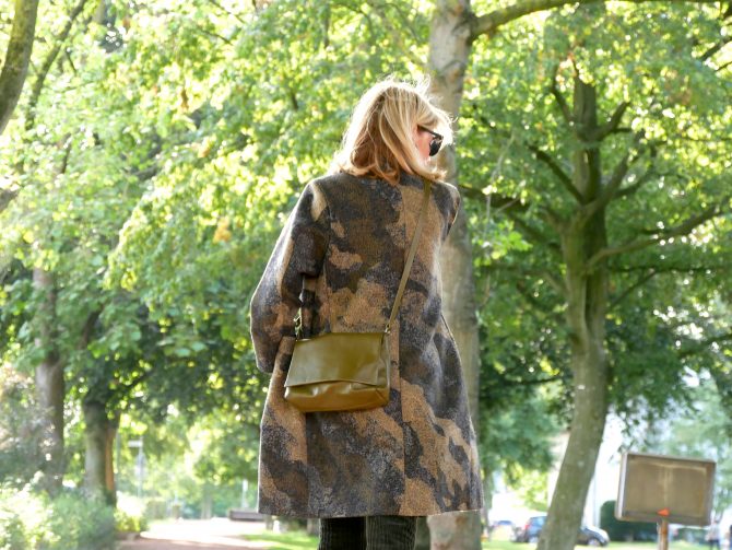 charismalook-tanne-mode-mantel-cordhose-tasche