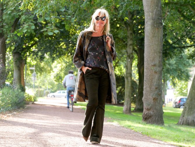 charismalook-tanne-cordhose-kleid-mantel-sonnenbrille