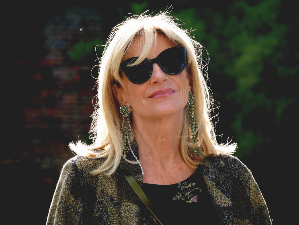 charismalook-tanne-mantel-sonnenbrille-kleid-blond