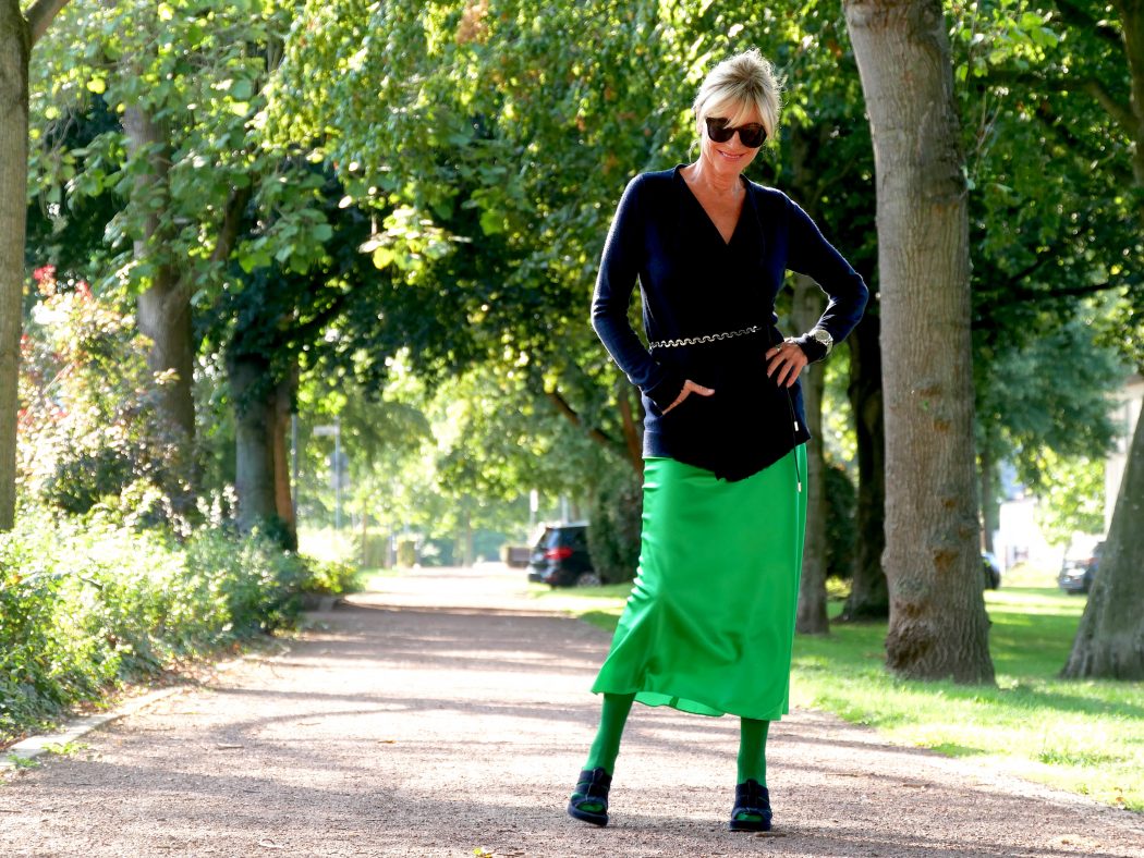 charismalook-neongrün-mode-rock-strickjacke-sandalen-sonnenbrille