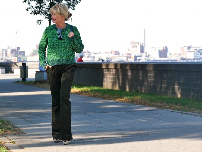 charismalook-tanne-cordhose-mode-neonpulli-blond-promenade