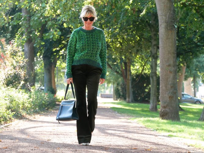 charismalook-tanne-mode-neonpulli-cordhose-sonnenbrille-tasche-charismalook