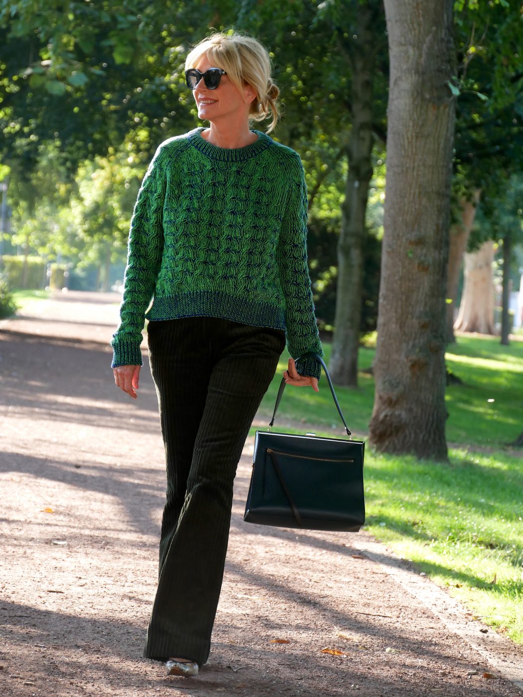 charismalook-tanne-mode-cordhose-neon-pulli-tasche-park