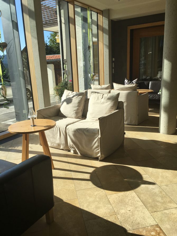 charismalook-bayerischen-wald-reise-urlaub-hotel-lindenwirt-rezeption-lobby