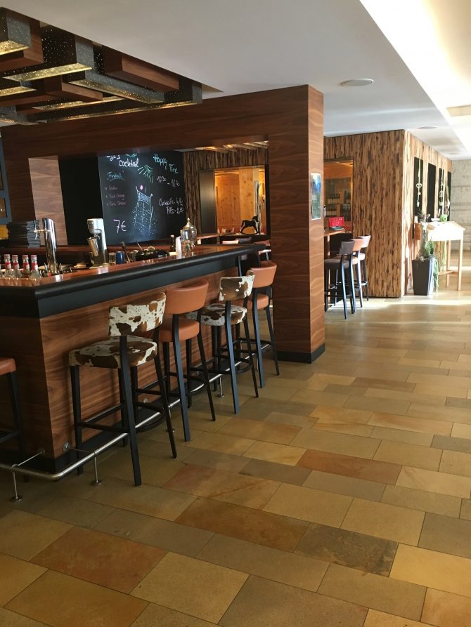 charismalook-bayerischen-wald-reise-urlaub-hotel-lindenwirt-bar