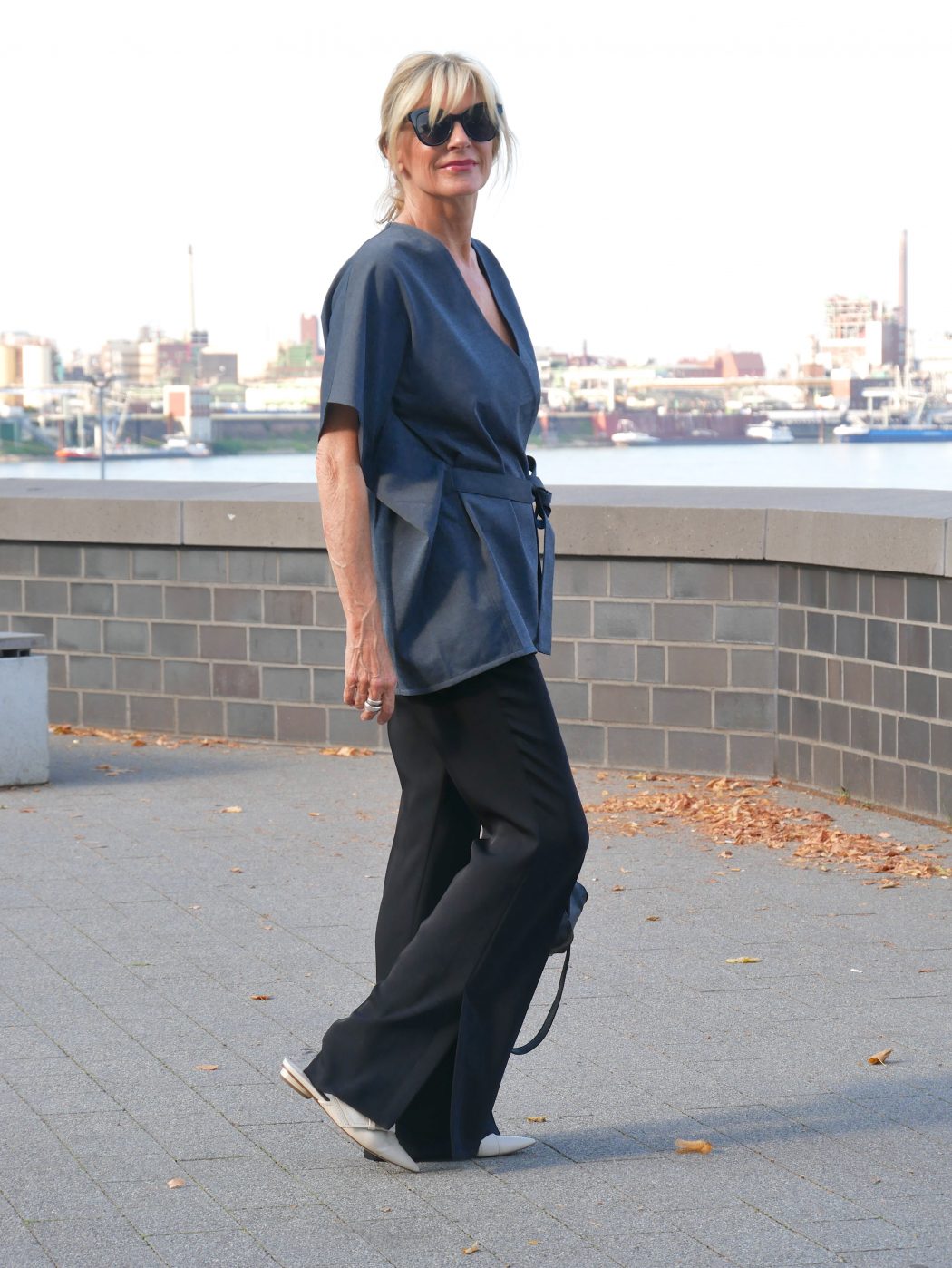 charismalook-lieblingsstück-mode-schlaghose-schwarz-shirt-wickeloptik-grau