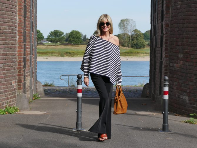 charismalook-lieblingsstück-mode-schlaghose-schwarz- ringelshirt