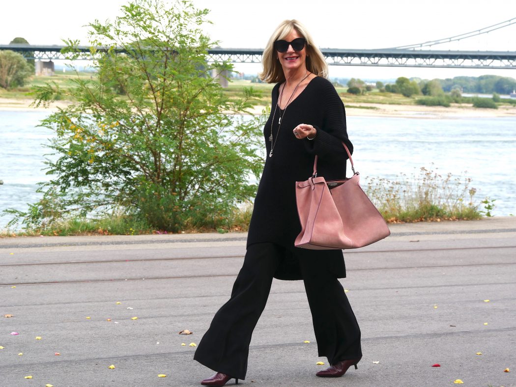 charismalook-extralange-silhouette-schlaghose-pulli-schwarz-tasche-rosa