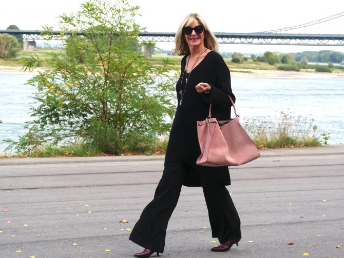 charismalook-extralange-silhouette-schlaghose-pulli-schwarz-tasche-rosa