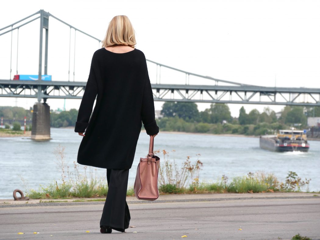 charismalook-extralange-silhouette-mode-schlaghose-pulli-schwarz-tasche