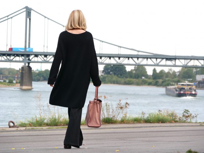 charismalook-extralange-silhouette-mode-schlaghose-pulli-schwarz-tasche
