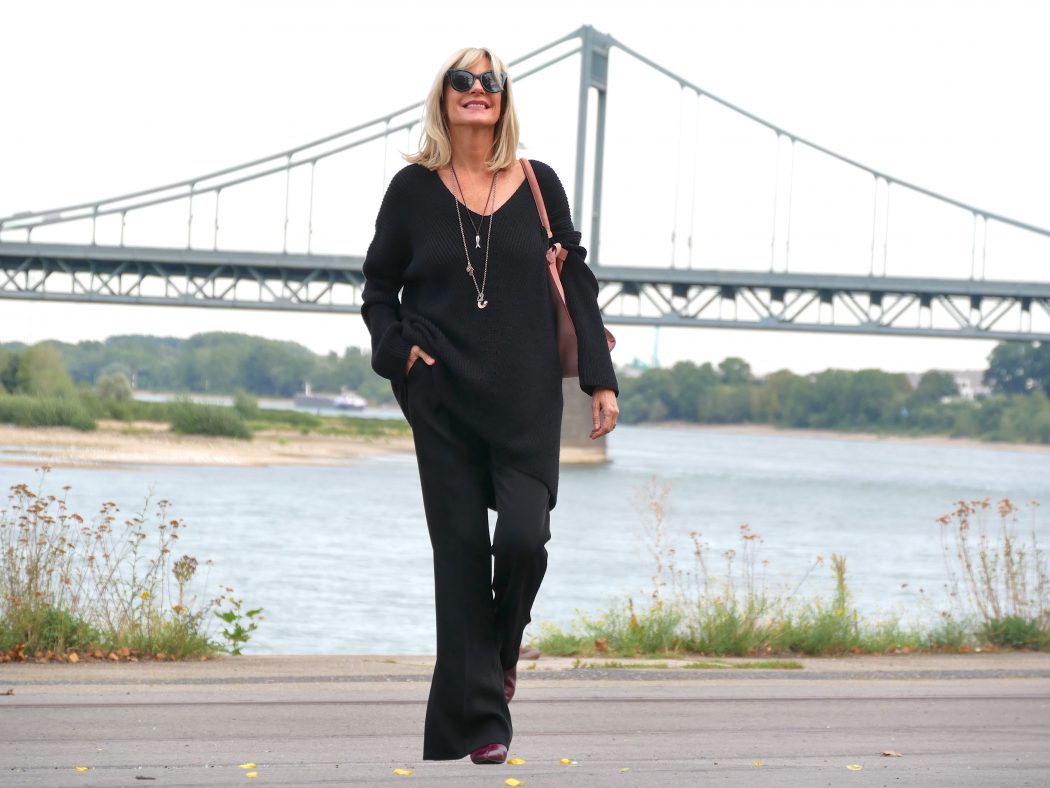 charismalook-extralange-silhouette-mode-schlaghose-schwarz-pulli