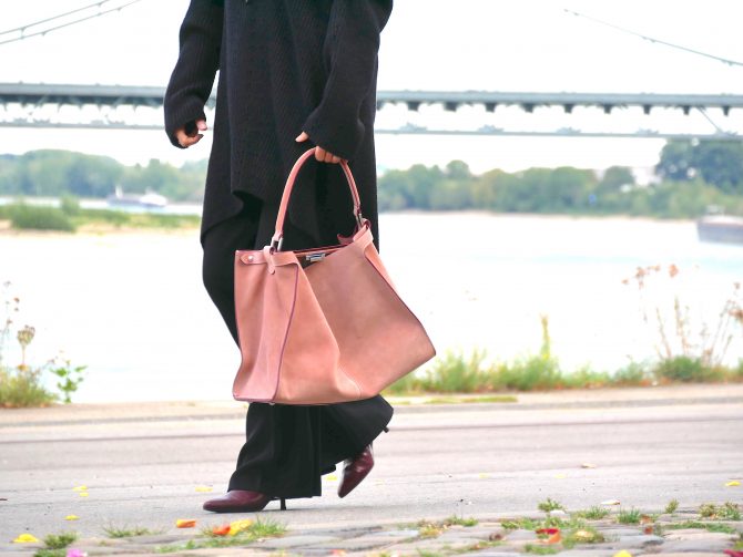 charismalook-extralange-silhouette-mode-schlaghose-pulli-schwarz-stiefel-tasche