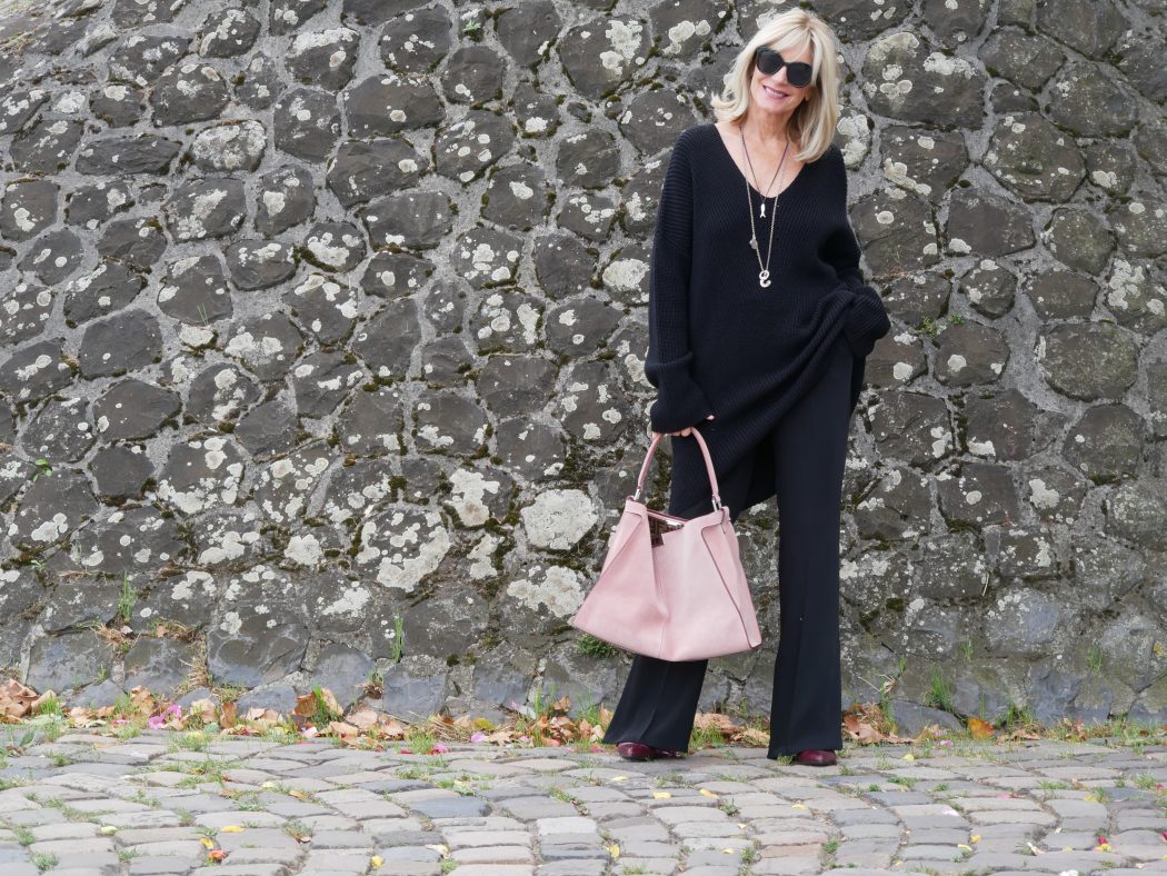 charismalook-lieblingsstück-mode-tasche-schwarze-schlaghose-pulli