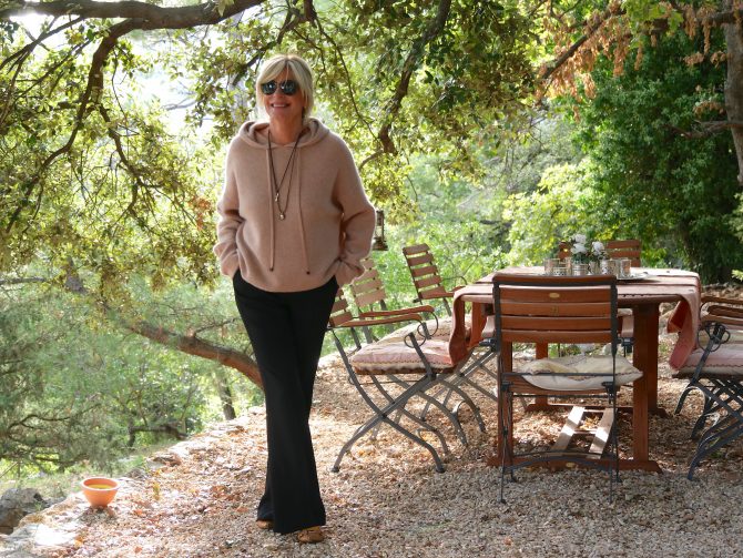 charismalook-lieblingsstück-mode-schwarz-schlaghose-hoodie-camel