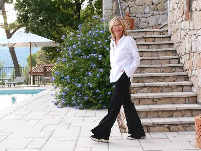 charismalook-lieblingsstück-mode-schlaghose-schwarz-weiß-bluse-blond