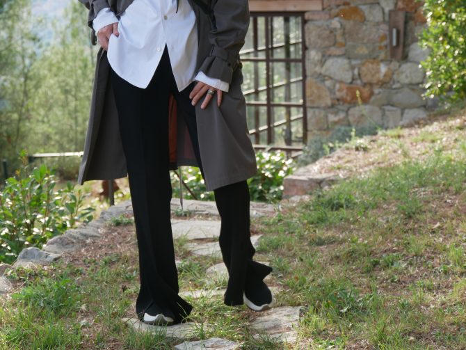 charismalook-lieblingsstück-mode-schwarze-schlaghose-turnschuhe