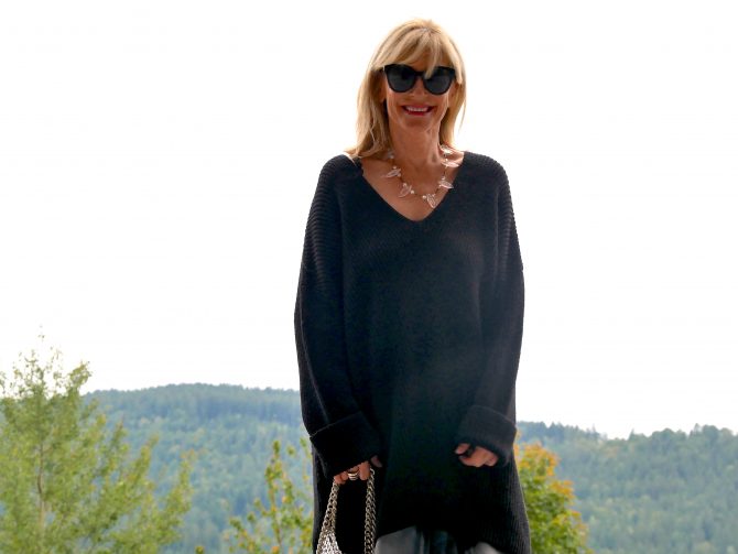 charismalook-axtralange-silhouette-mode-pulli-schwarz-tasche-sonnenbrille-blond