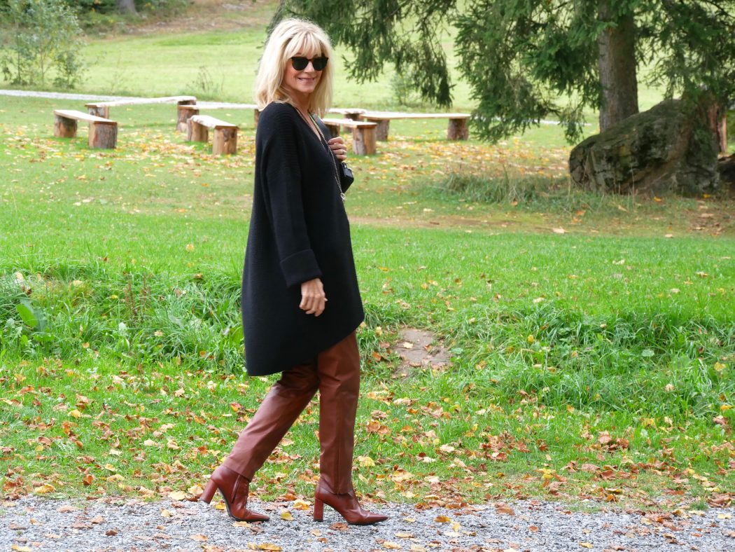 charismalook-extralange-silhouette-mode-pulli-schwarz-lederhose-sonnenbrille-blond