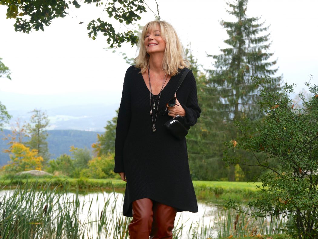 charismalook-extralange-silhouette-mode-pulli-schwarz-lederhose-cognac-ketten-blond