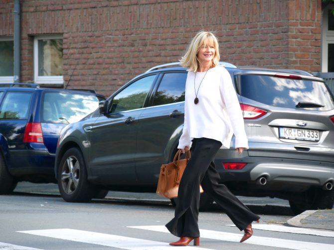 charismalook-lieblingsstück-mode-schlaghose-schwarz-weiß-pulli