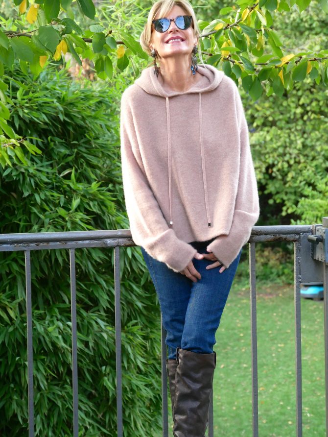 charismalook-röhrenjeans-mode-styling-pulli-stiefel-blond-beauty