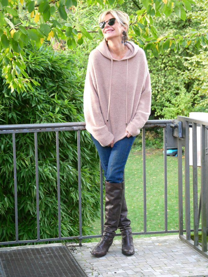 charismalook-röhrenjeans-mode-styling-pulli-stiefel-ohrringe