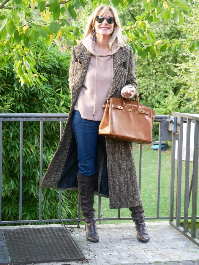 charismalook-röhrenjeans-mode-styling-mantel-pulli-tasche