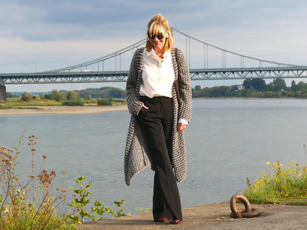 charismalook-lieblingsstück-mode-schlaghose-seidenblus-strickmantel